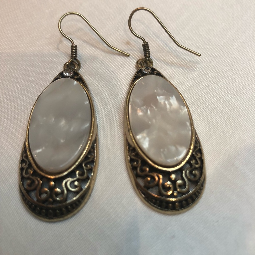 Dainty Hooligan teardrop earrings - EUC